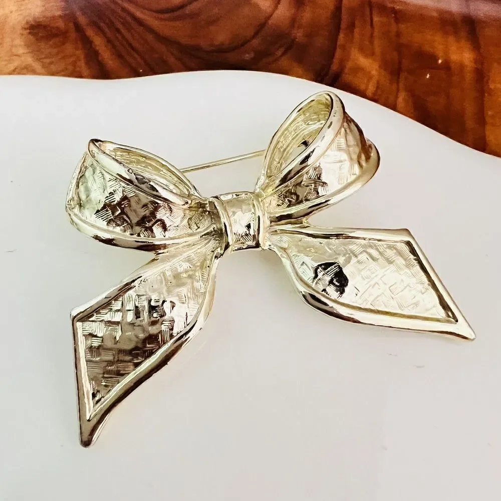 Vintage Brooch Textured Satin Bow Ribbon Large Soft Gold Tone Matte 4205
